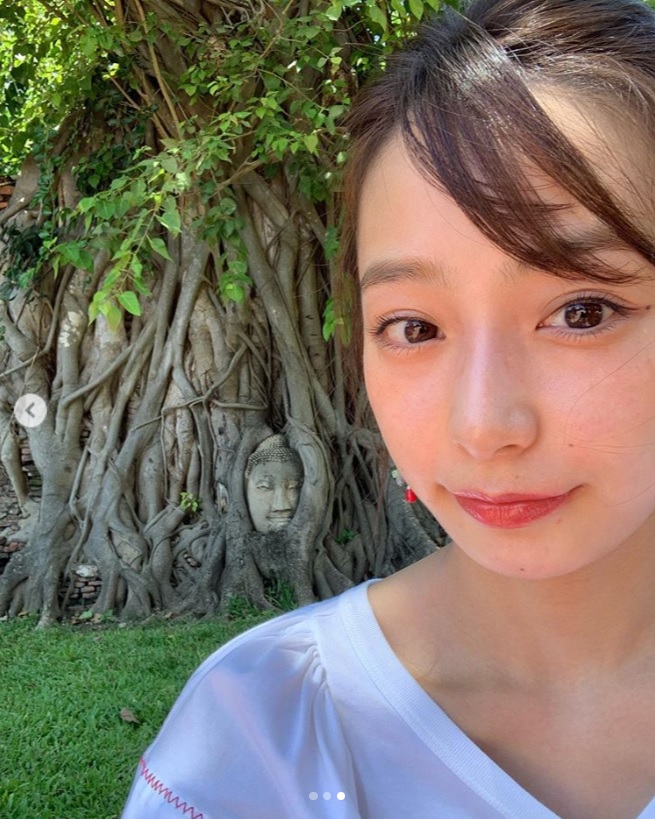 「ワット・マハタート」での宇垣美里（画像は『宇垣美里マネージャー　2019年8月1日付Instagram「またまたタイのオフショットです！」』のスクリーンショット）