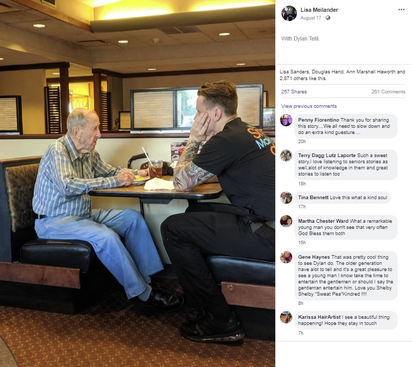 フランクさんの話を聞くウエイターのディランさん（画像は『Lisa Meilander　2019年8月17日付Facebook「The elderly gentleman was seated in the booth directly across from my family as we ate dinner Saturday night at Eat’n Park in Belle Vernon.」』のスクリーンショット）