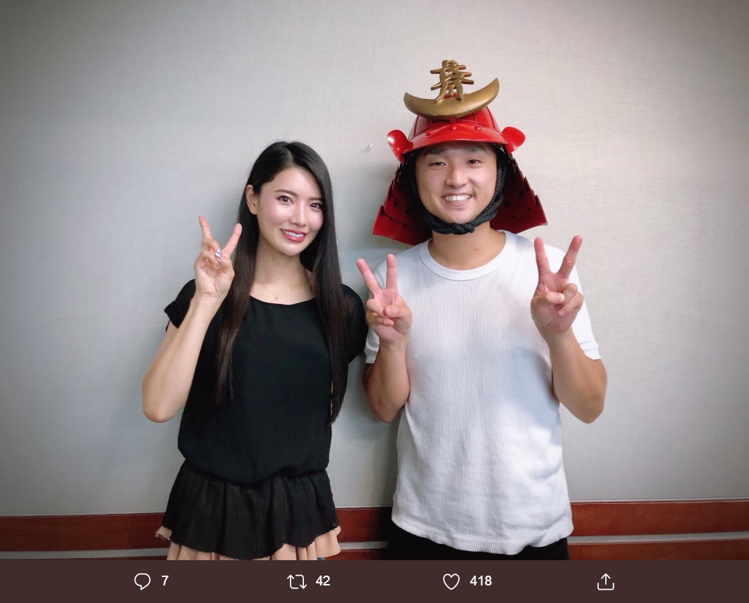 倉持明日香とれきしクン（画像は『倉持明日香　2019年9月24日付Twitter「TOKYO FMのアプリ「WIZ RADIO」スペシャルコンテンツ【倉持明日香のバトラジ！】」』のスクリーンショット）