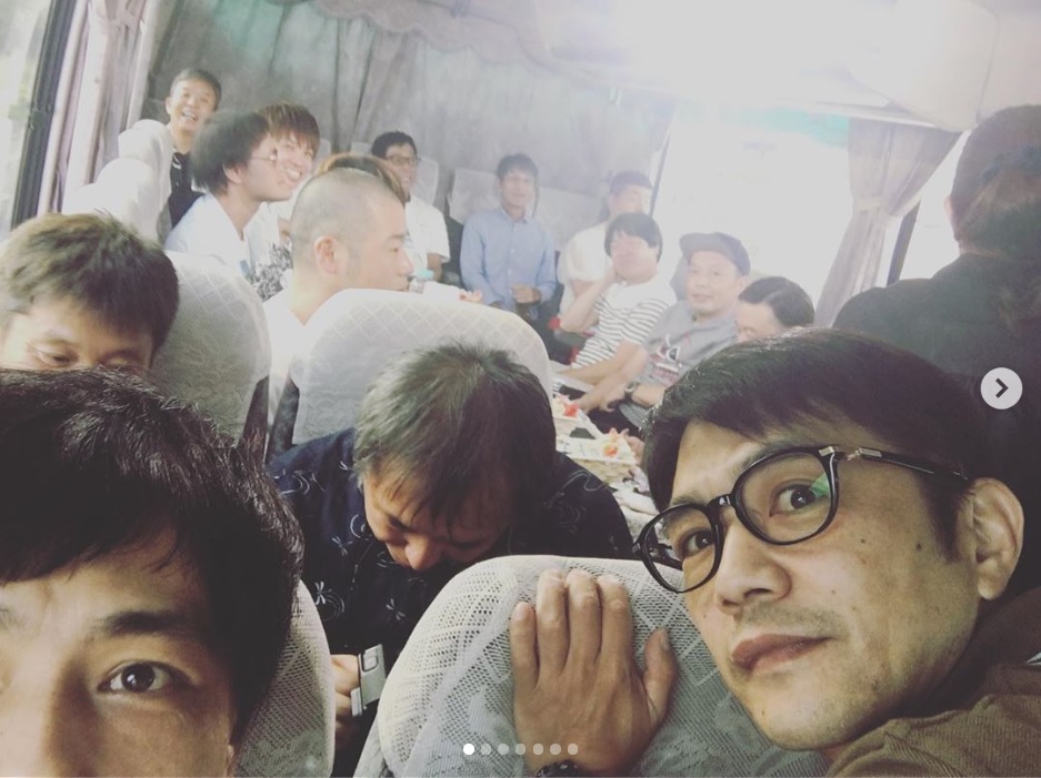 「ロケバスの中で盗撮」と井上聡（画像は『井上聡（次長課長）　2019年9月9日付Instagram「今年も恒例の明石家電視台のロケがやってきました。」』のスクリーンショット）