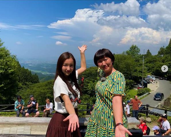 板野友美と河村エミコ（画像は『板野友美　2019年9月18日付Instagram「9/21（土）よる8時放送 TVQ九州放送の『ちょっと福岡行ってきました！』に出演します」』のスクリーンショット）