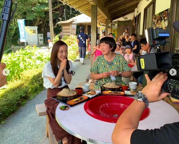 糸島市・白糸の滝で釣ったヤマメを食べる板野友美と河村エミコ（画像は『板野友美　2019年9月18日付Instagram「9/21（土）よる8時放送 TVQ九州放送の『ちょっと福岡行ってきました！』に出演します」』のスクリーンショット）