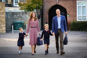 両親とともにトーマス・バタシー・スクールに到着したシャーロット王女とジョージ王子（画像は『Kensington Palace　2019年9月5日付Instagram「Princess Charlotte arrives for her first day of school at Thomas’s Battersea, joining her older brother Prince George」』のスクリーンショット）