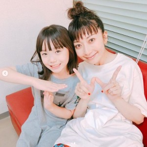 もっちーとTWポーズの来泉ちゃん（画像は『稲垣来泉 公式　2019年9月2日付Instagram「8月28日『Every Little Thing 23周年』ライブに行かせてもらいました。」』のスクリーンショット）