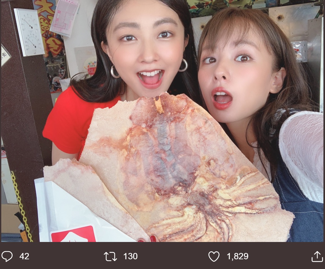 呼子で“いかプレスせんべい”を食べる熊井友理奈と山田菜々（画像は『山田菜々　2019年9月14日付Twitter「佐賀はおいしいグルメの倉庫でした」』のスクリーンショット）