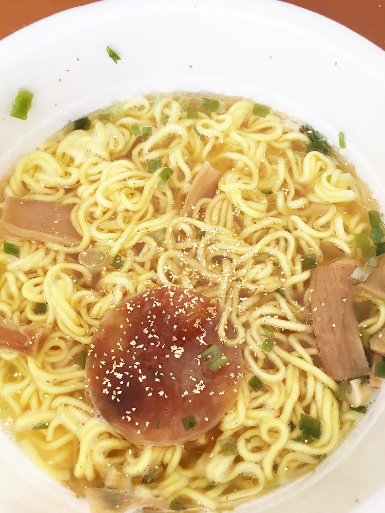 完成した『透豚骨（すけるとんこつ）ラーメン』（記者撮影）