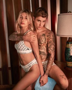 ポーズもサマになるカイリー＆ジャスティン（画像は『CALVIN KLEIN　2019年10月4日付Instagram「Matching in ＃MYCALVINS = Relationship goals」』のスクリーンショット）