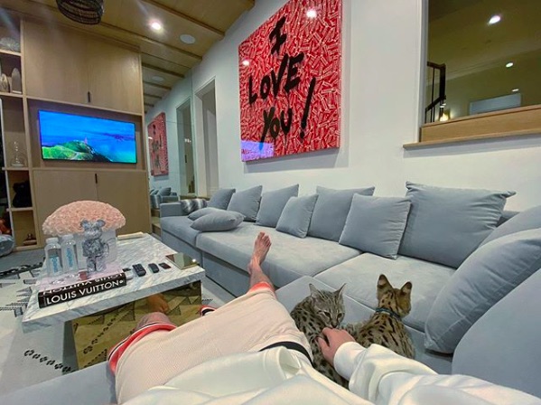 ジャスティン愛用の家具も込みで（画像は『Justin Bieber　2019年10月11日付Instagram「I’ll sell it with all the furniture.」』のスクリーンショット）