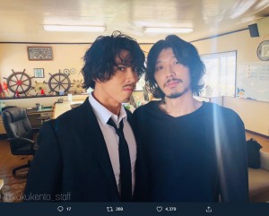 『ニッポンノワール』主演の賀来賢人とベルムズの元リーダー役の栄信（画像は『賀来賢人 STAFF　2019年10月27日付Twitter「本日22:30からは ＃ニッポンノワール 3話」』のスクリーンショット）