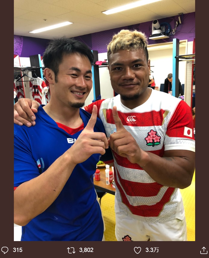 福岡堅樹とレメキロマノラヴァ（画像は『Kenki Fukuoka/福岡 堅樹　2019年10月5日付Twitter「W杯2019第3戦 vs SAMOA 38-19で勝利！」』のスクリーンショット）