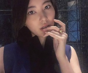 「猫の手」の指輪をつけた松井珠理奈の「ネコ目」ショット（画像は『松井珠理奈　2019年10月26日付Instagram「ネコ目なわたし。」』のスクリーンショット）