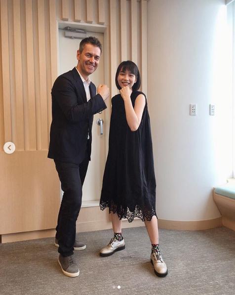 のんとファイティングポーズして和むロバート・キンセル氏（画像は『のん　2019年10月23日付Instagram「Robert kyncl（Chief Business Officer, ＃YouTube）さんとお話した時のファイティング写真です。」』のスクリーンショット）