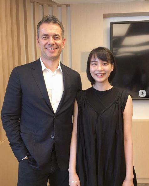 ロバート・キンセル氏と対談したのん（画像は『のん　2019年10月23日付Instagram「Robert kyncl（Chief Business Officer, ＃YouTube）さんとお話した時のファイティング写真です。」』のスクリーンショット）