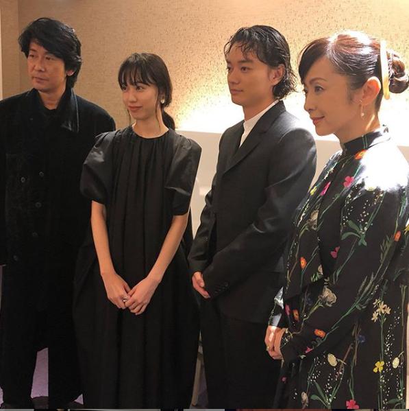 映画『最初の晩餐』のキャスト永瀬正敏、戸田恵梨香、染谷将太、斉藤由貴（画像は『映画『最初の晩餐』公式　2019年9月15日付Instagram「舞台挨拶間もなくですよ～」』のスクリーンショット）