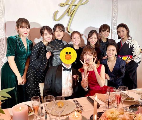 新郎と新婦・篠田麻里子、隣が大島優子で後列左から小嶋陽菜、峯岸みなみ、前田敦子、高橋みなみ、板野友美、宮澤佐江、秋元才加（画像は『篠田麻里子　2019年10月23日付Instagram「昨日は夢のような一日になりました」』のスクリーンショット）