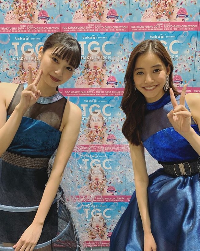 「TGC北九州2019」のステージ裏で新川優愛と新木優子（画像は『新木優子　2019年10月5日付Instagram「同じステージを歩いた優愛ちゃんと」』のスクリーンショット）