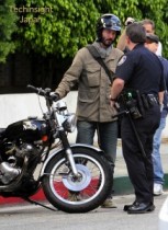 【イタすぎるセレブ達】キアヌ・リーブス、路上に停めていた愛車のバイクに当てられた！