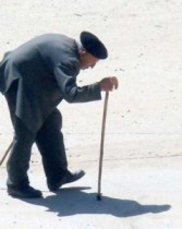 【海外発！Breaking News】85歳男性、道路横断の途中で赤信号に。「歩くのが遅い」と罰金刑！（伊）