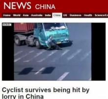 【海外発！Breaking News】九死に一生を得た中国人男性、大型トラックにひかれるも立ち上がる！