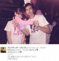 【エンタがビタミン♪】こじはるにアレクがTバックをプレゼント。妻・川崎希公認でAKB48へのナンパか。