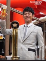 【エンタがビタミン♪】妻夫木聡「ほら！」とドヤ顔披露！　ビールサーブに再挑戦、グラス片手にガッツポーズ。