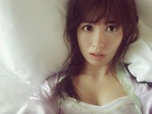 【エンタがビタミン♪】小嶋陽菜、セクシー番長健在。ベッドショットだけでも「イイ女」。