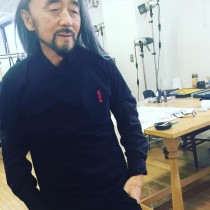 【エンタがビタミン♪】世界的デザイナー山本耀司　娘から贈られた「命」Tシャツを着る