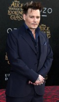 【イタすぎるセレブ達】ジョニー・デップ、激ヤセ姿で母の追悼食事会へ