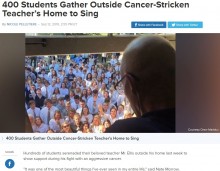 【海外発！Breaking News】400人の生徒、ガンに侵された恩師の自宅前に集まり歌を届ける（米）
