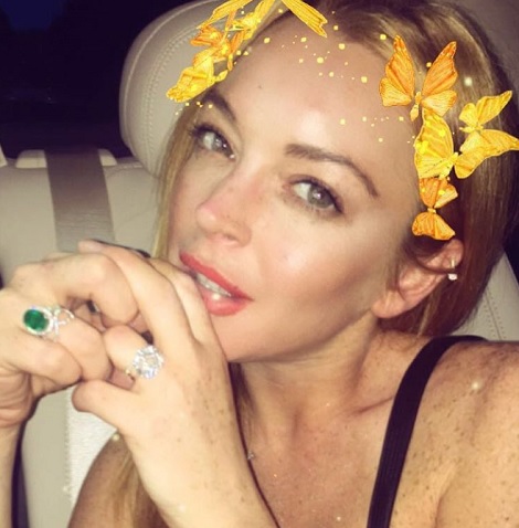 「エメラルドの婚約指輪も自分で買った」と言うリンジーだが…（出典：https://www.instagram.com/lindsaylohan）