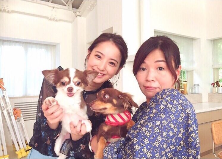 佐々木希＆大久保佳代子、愛犬と一緒に（出典：https://www.instagram.com/nozomisasaki_official）