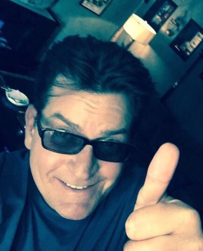 「新薬のおかげで元気だぜ」（出典：https://www.instagram.com/charliesheen）