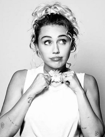 リアムから贈られた指輪につき、マイリーがコメント（出典：https://www.instagram.com/mileycyrus）