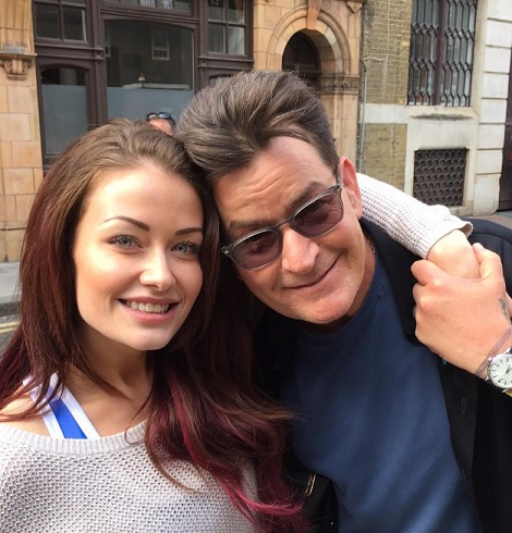 今もモテモテのチャーリー・シーン（出典：https://www.instagram.com/charliesheen）