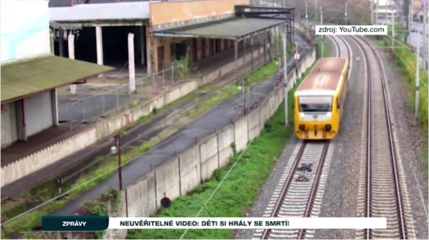 線路に寝て電車の通過を待つ少年（出典：https://www.youtube.com）