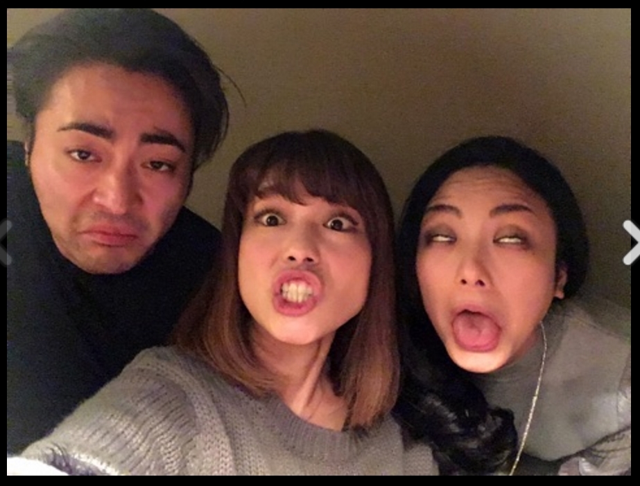 山田孝之と姉2人と変顔対決？（出典：http://ameblo.jp/sayuki0103/）