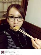 【エンタがビタミン♪】板野友美、めがね姿でコロッケ食べるレアショットに「こういうツイート嬉しい」