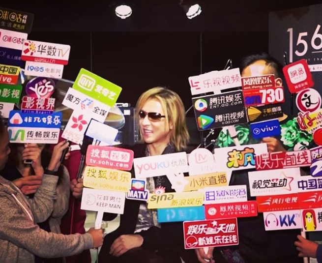 ド派手な囲み取材を受けたYOSHIKI（出典：https://www.instagram.com/yoshikiofficial）