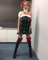 【エンタがビタミン♪】加藤紗里、首コルセットでクリスマス衣装　交通事故も多忙で入院できず　「顔が死んでる」