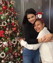 【イタすぎるセレブ達】セレーナ・ゴメス、小児病院を訪問　クリスマスに帰宅できない子供達と触れ合う