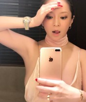 【エンタがビタミン♪】浜崎あゆみ、スリップドレスで胸元あらわ　「左手薬指の指輪」「男物のロレックス」にも注目集まる