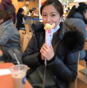 【エンタがビタミン♪】里田まい、フードコートでクレープをパクリ　“セレブ妻”となっても庶民的