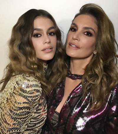 シンディ・クロフォードと娘（左）がまるで双子！（出典：https://www.instagram.com/cindycrawford）