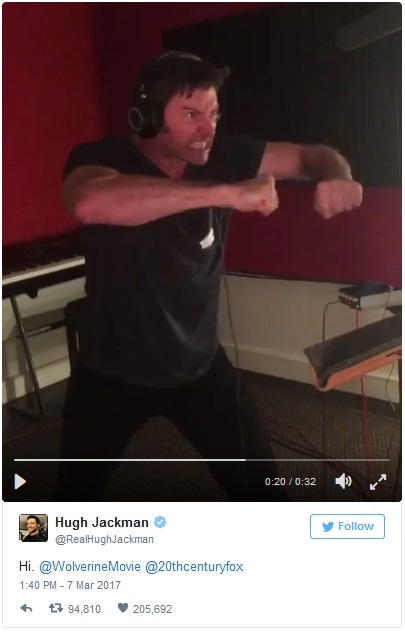 迫力満点のアフレコ現場を見せるヒュー（出典：https://twitter.com/RealHughJackman）