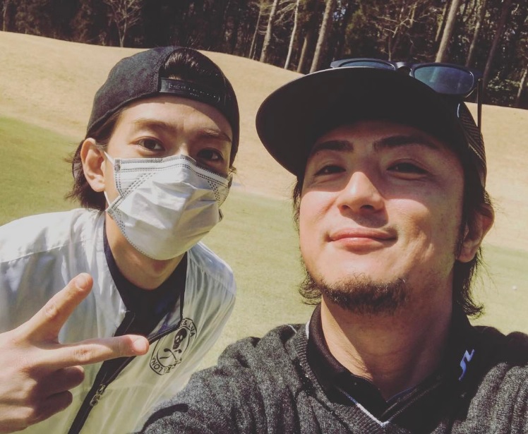 ゴルフ場での三浦翔平と上地雄輔（出典：https://www.instagram.com/shohei.63）