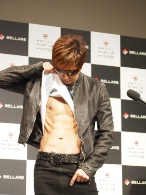 【エンタがビタミン♪】GACKT、腹筋生披露「ベッドで女の子がワーッって言う」