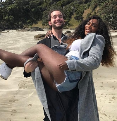 セリーナ・ウィリアムズを必死に抱き上げる婚約者（出典：https://www.instagram.com/serenawilliams）