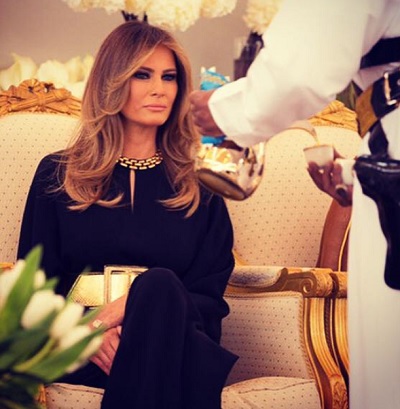 メラニア夫人、ヘッドスカーフは巻かず（出典：https://www.facebook.com/FLOTUS）