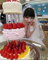 【エンタがビタミン♪】もえあず、花嫁姿で「あこがれのウェディングケーキ」　『大食い王』オフショット