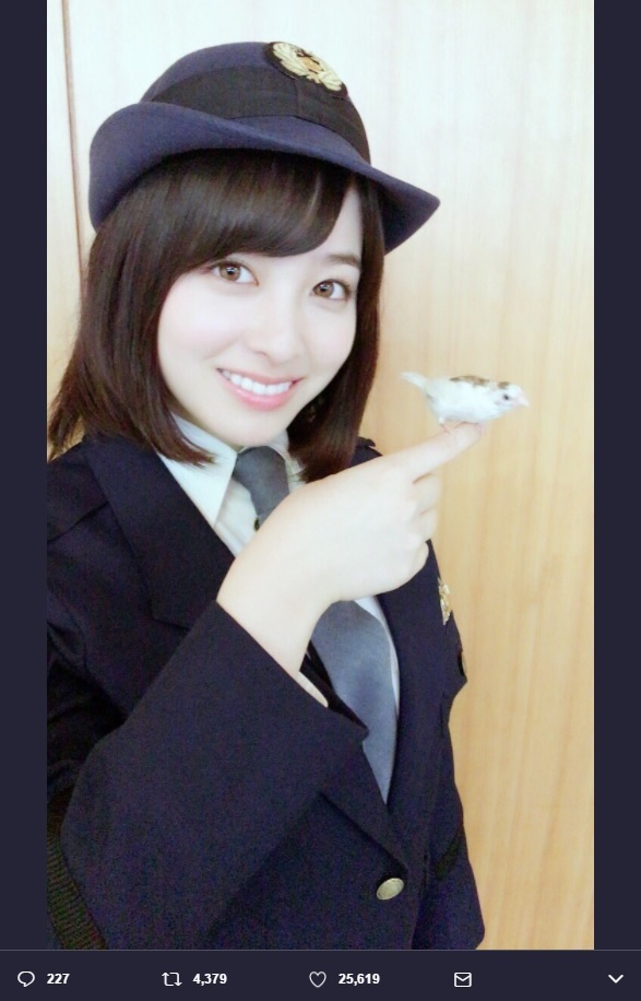 「可愛い手乗り十姉妹です」と橋本環奈（画像は『橋本環奈 2017年6月18日付Twitter「ジュウシマツ沢山いたーー」』のスクリーンショット）